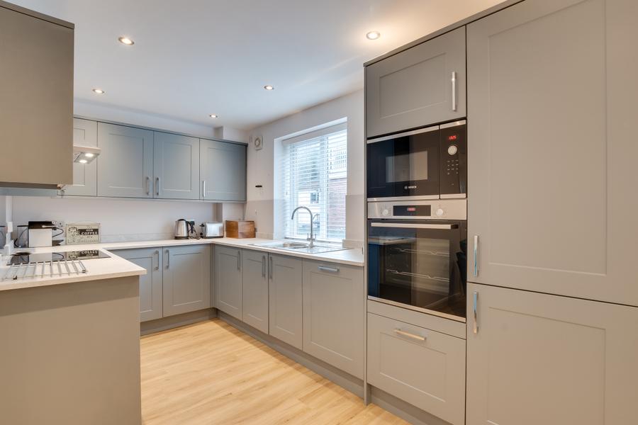Fitted kitchen with integrated oven, induction hob and microwave